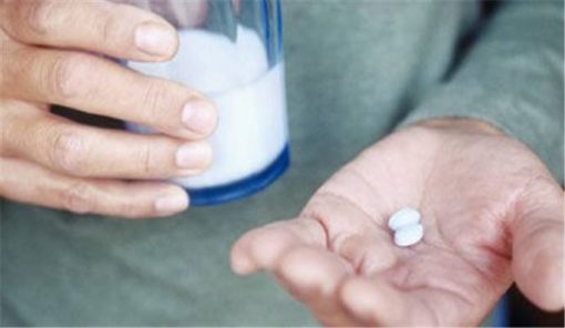 薬を食べるとお粥を飲む